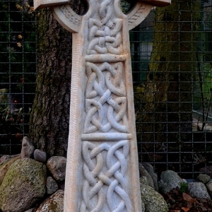 Sandsteinkreuz mit keltischen Knoten