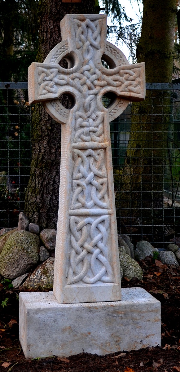Sandsteinkreuz mit keltischen Knoten