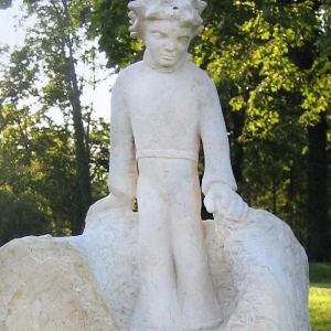 Skulptur des kleinen Prinzen aus weißem Sandstein Detail Figur Junge