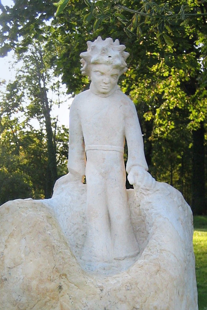 Skulptur des kleinen Prinzen aus weißem Sandstein Detail Figur Junge