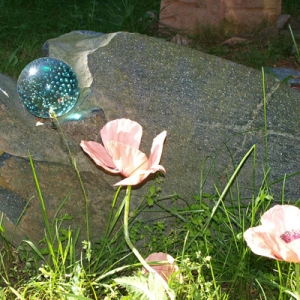 Findling als Grabstein für Urne mit Glaskugel Preis 550 Euro