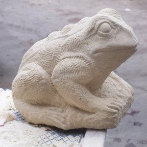 Tierskulptur aus hellem Sandstein in Form eines Frosches