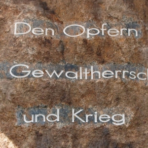 Gedenkstein mit Schriftzug Den Opfern von Gewaltherrschaft und Krieg