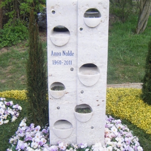 Grabstein als Schale zur Bepflanzung aus Jurakalkstein und Glas für 4500 Euro