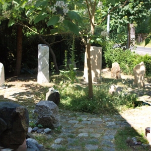 Ausstellung von verschiedenen Grabsteinen / Stelen in Kreisform auf dem Gelände des Steinwerks