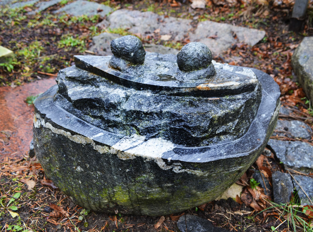 Grabstein aus Hornfels in Form eines Bootes mit Paar