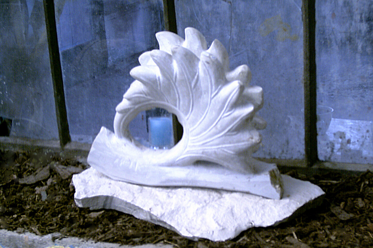 Skulptur in Form eines Blattes aus weißem Kalkstein