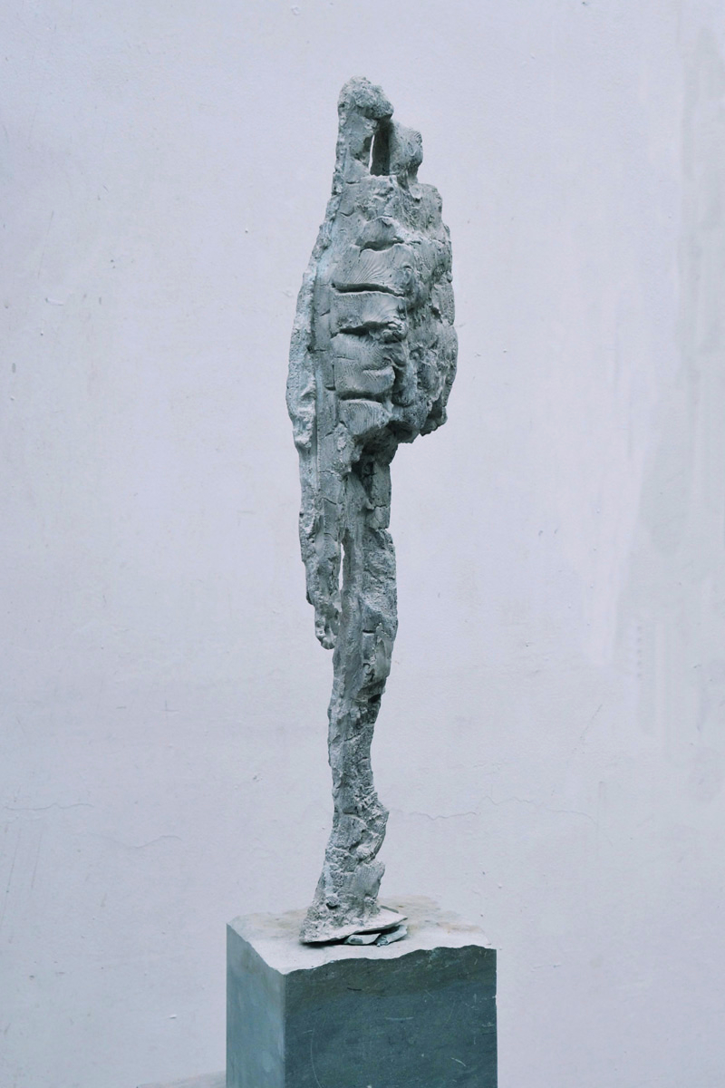 Skulptur aus eton mit Titel Reisende