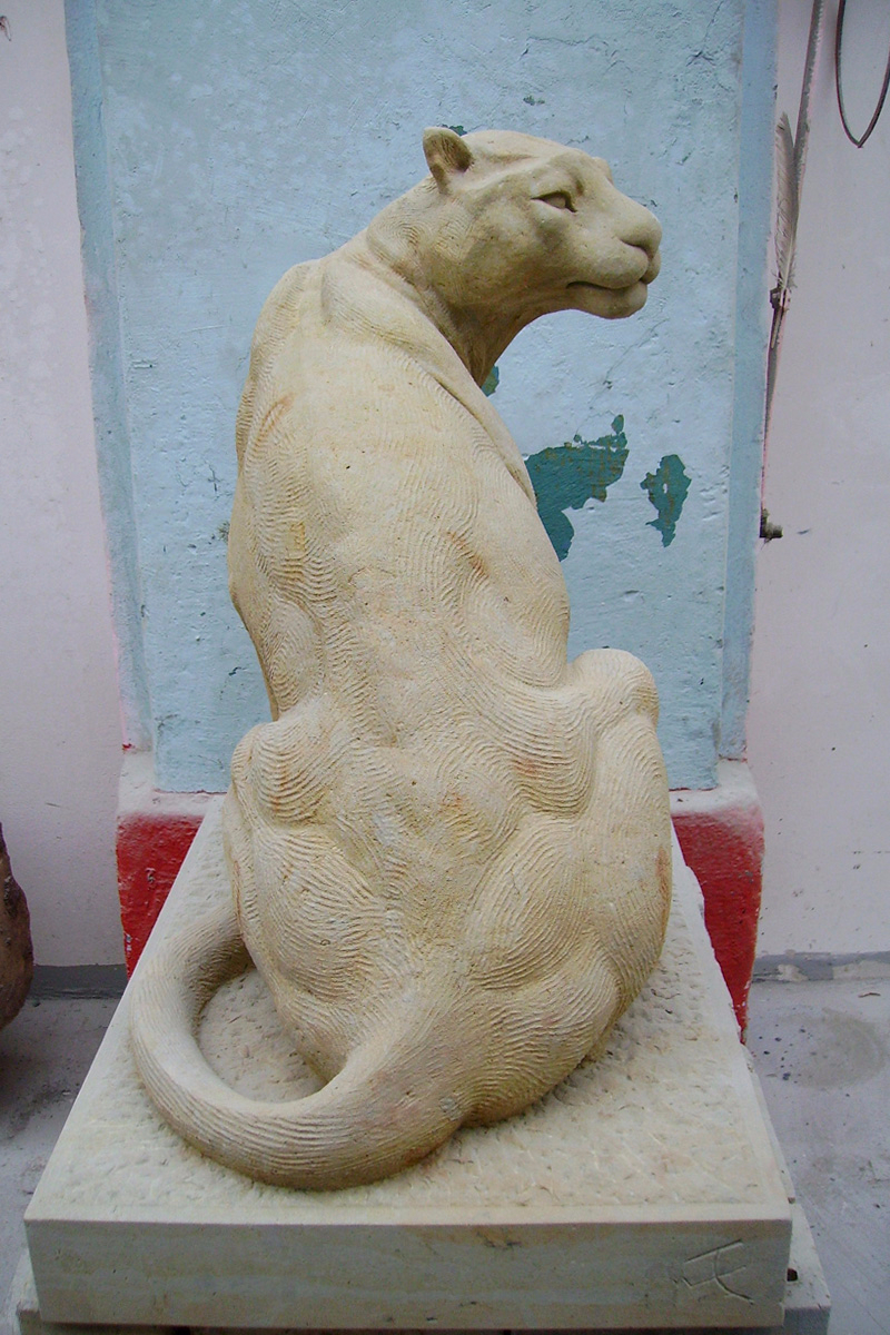 Skulptur aus Sandstein  in Form eines sitzenden Jaguars