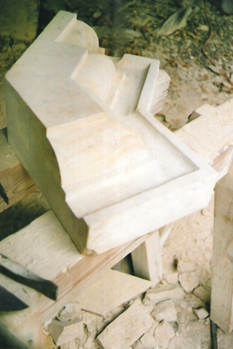 Steinmetzstück aus weißem Sandstein in Werkstatt
