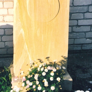 Stele als Grabstein mit goldener Sonnenscheibe für 2200 Euro