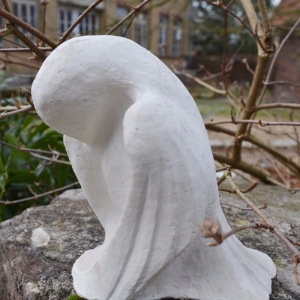 Skulptur eines Vogels der trauert