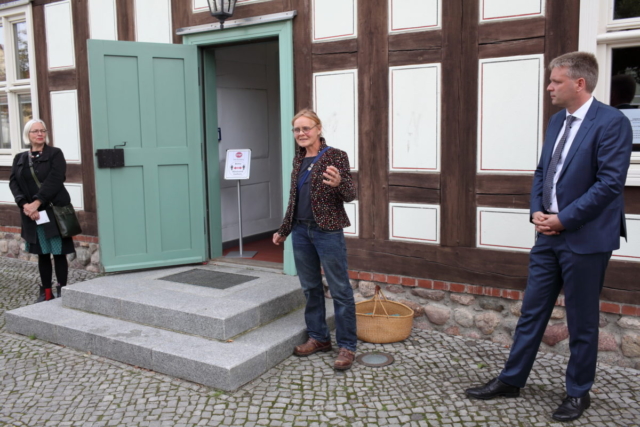 Rednerin Anne Schulz mit Bürgermeister und Galerievorstand vor dem Rathaus Biesenthal