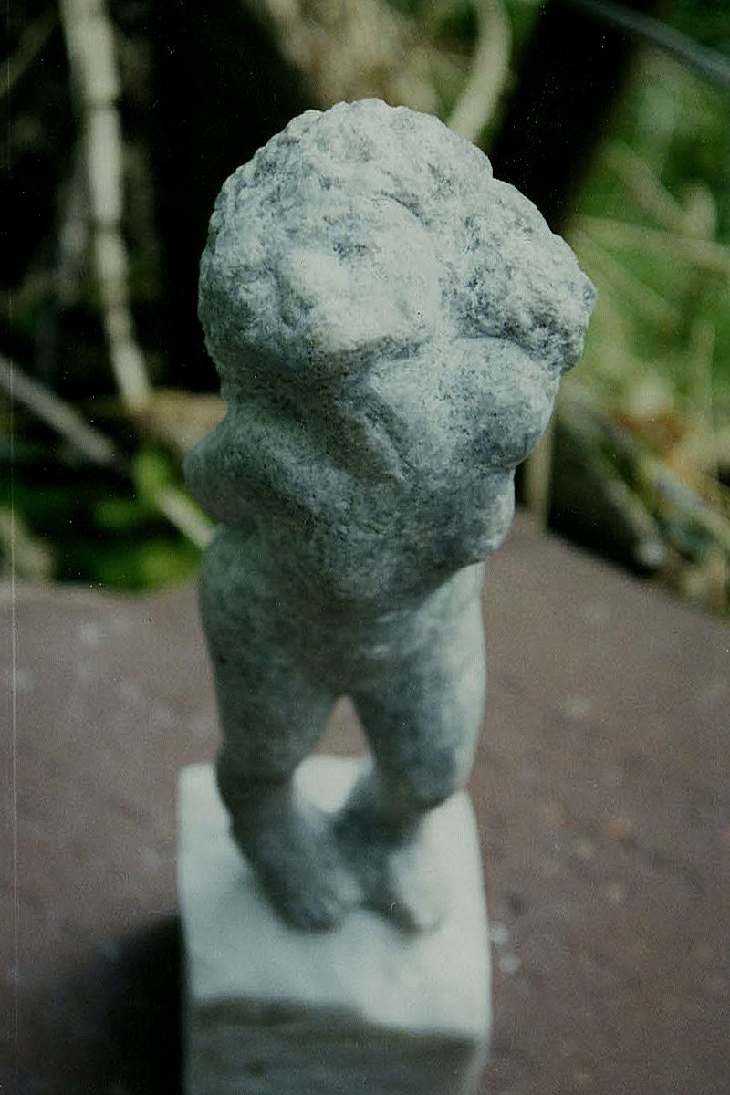kleine Aktfigur, mit den Armen auf dem Rücken 2005, Estremozmarmor