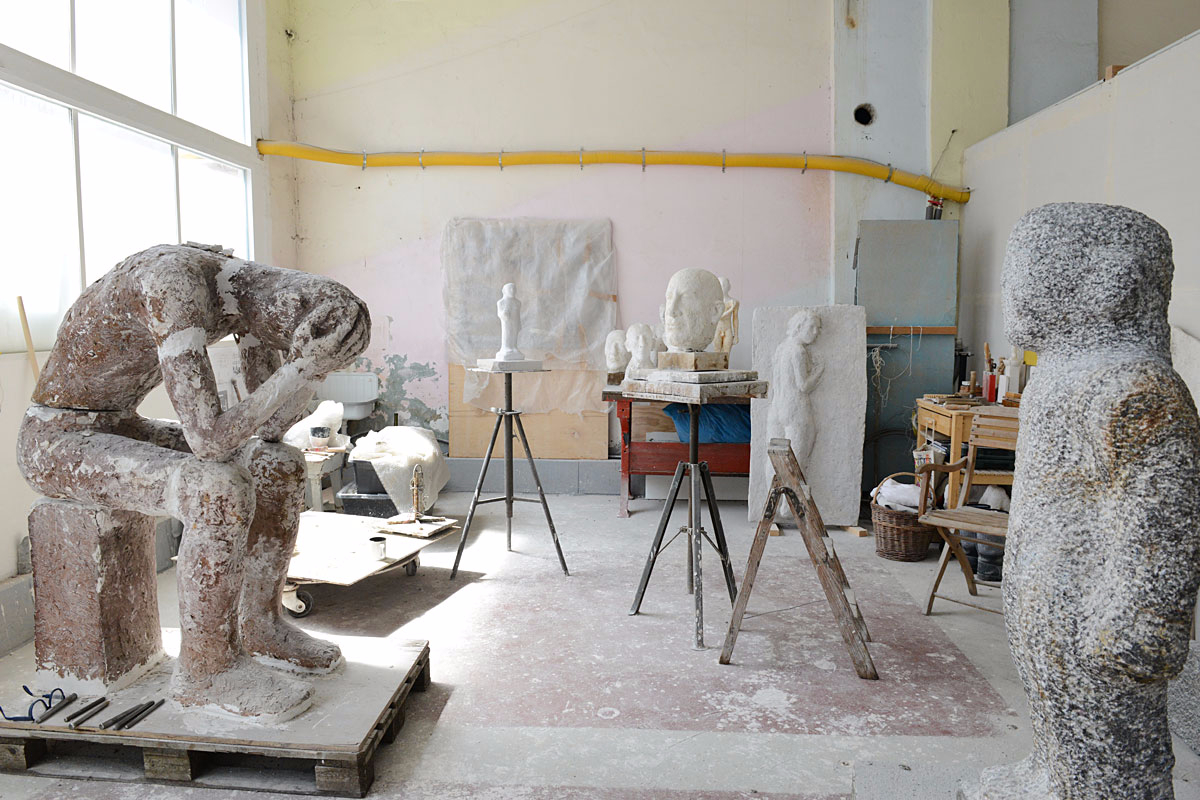 Blick in das Atelier der Bildhauerin Emerita Pansowova mit mehreren Skulpturen