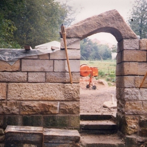 Stein-Tor zum Garten der geliebten Steine im Freien