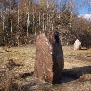 Drei große Steine auf freiem Feld