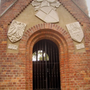 Eingang rotes Backsteingebäude Kaiser- Friedrich-Gedächtnisturm nach der Restaurierung der drei Wappen