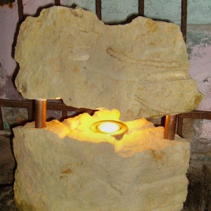 Lampe aus Stein mit brennender Kerze in Werkstatt