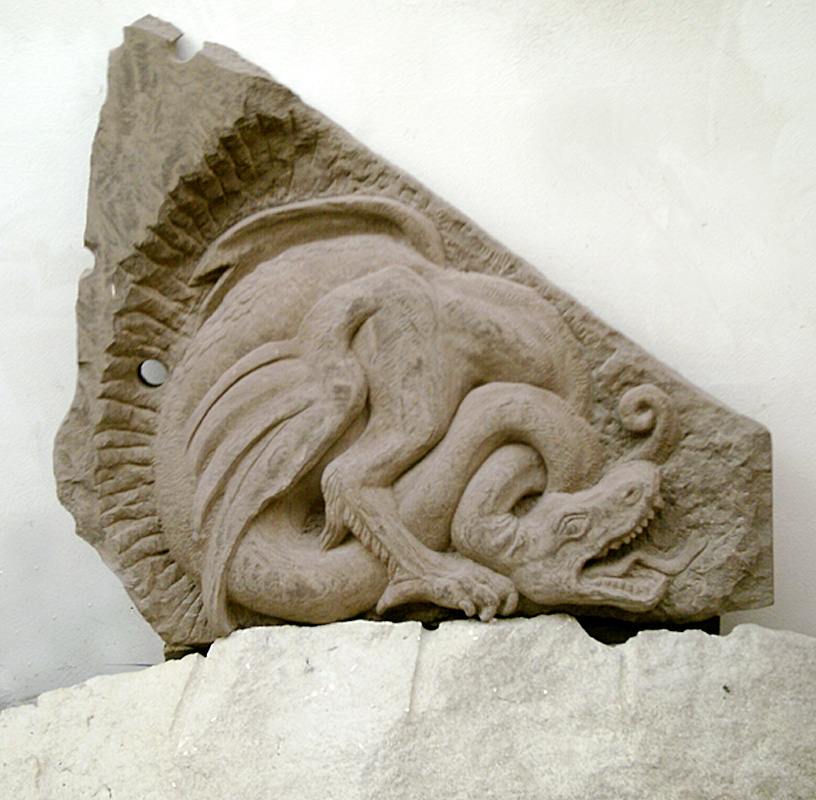Relief eines Drachens aus Sandstein