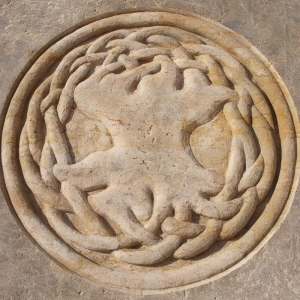 Relief eines keltischen Baumes als Kreis