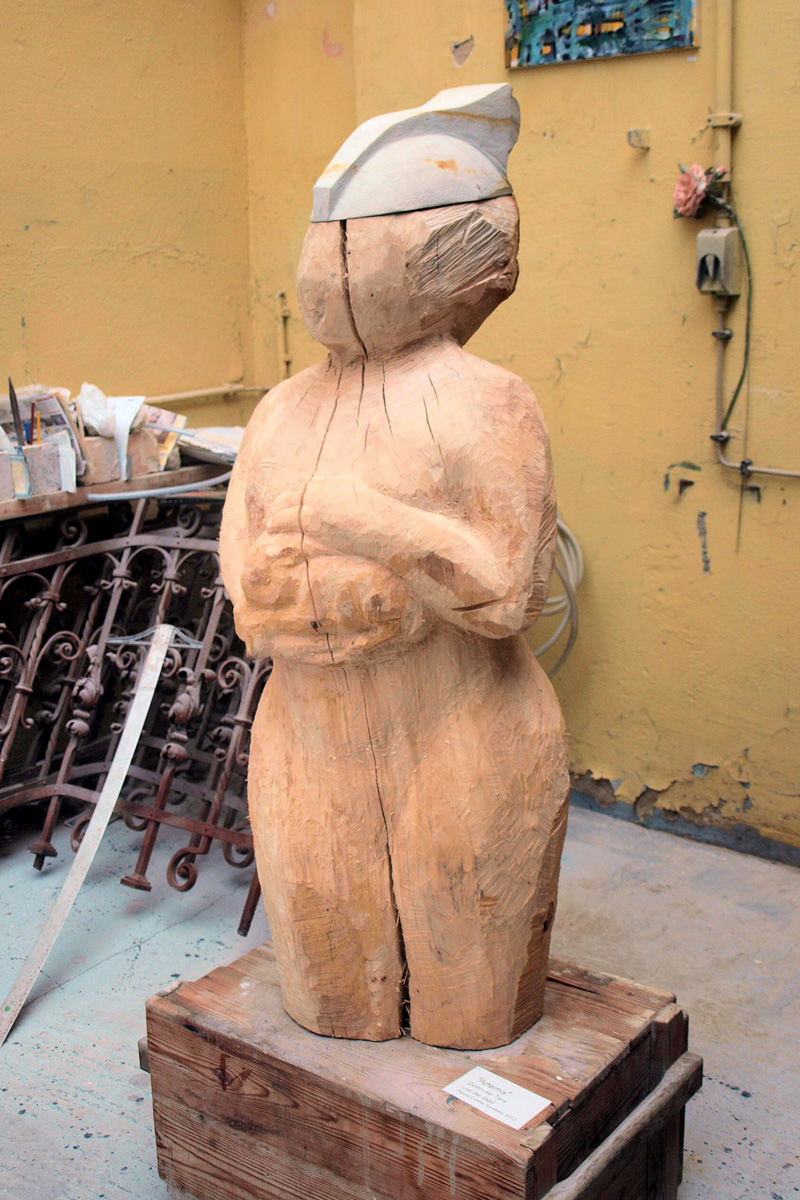Skulptur aus Holz mit Titel Artemis