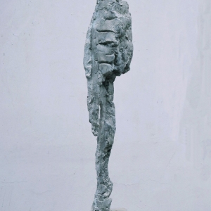 Skulptur aus eton mit Titel Reisende