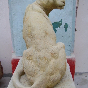 Skulptur aus Sandstein in Form eines sitzenden Jaguars