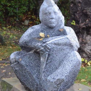 Skulptur aus Stein mit Titel Wächterfigur