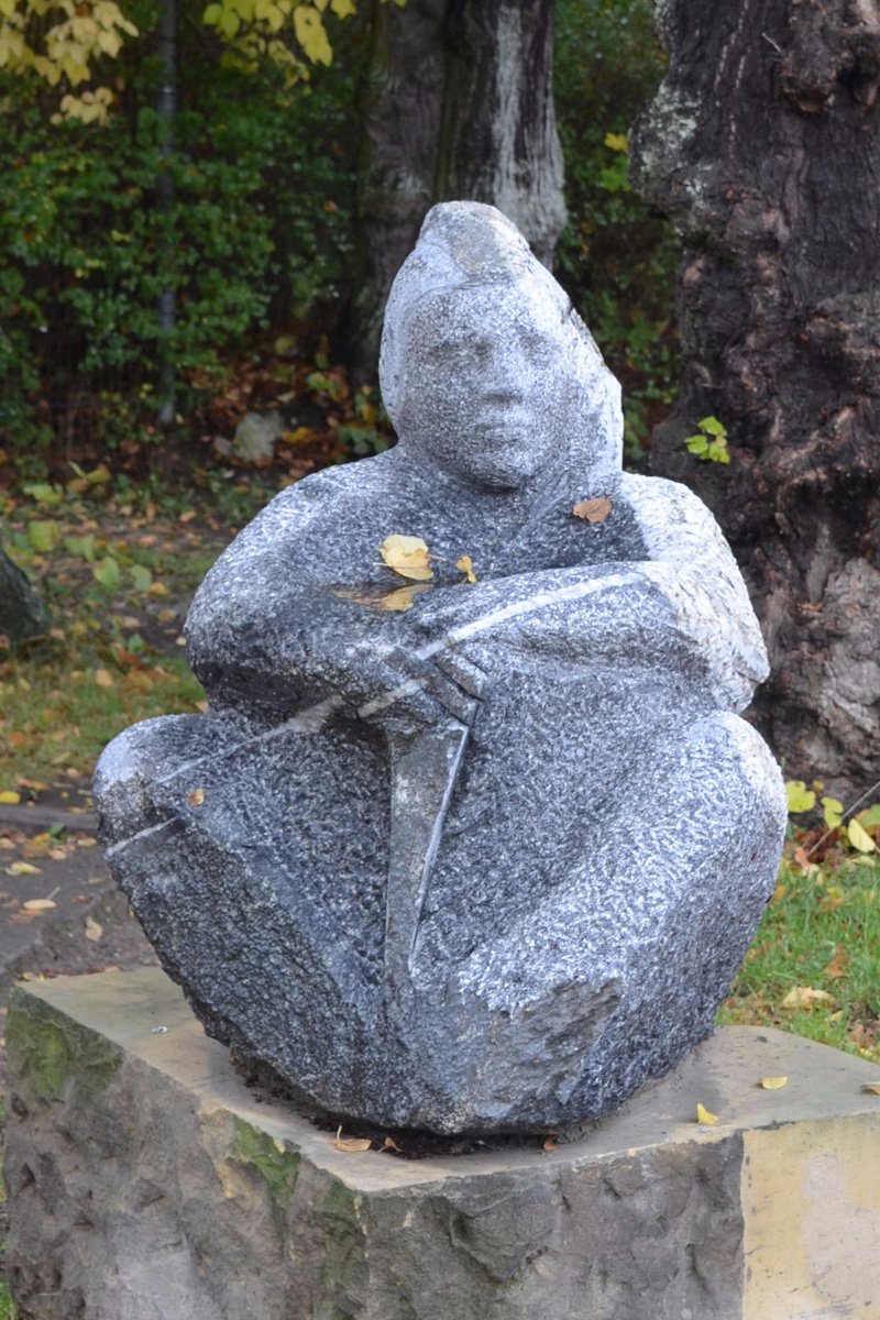 Skulptur aus Stein mit Titel Wächterfigur