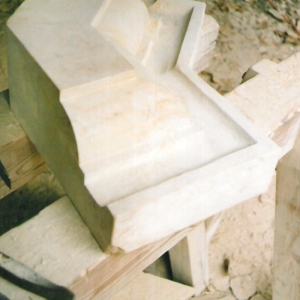 Steinmetzstück aus weißem Sandstein in Werkstatt