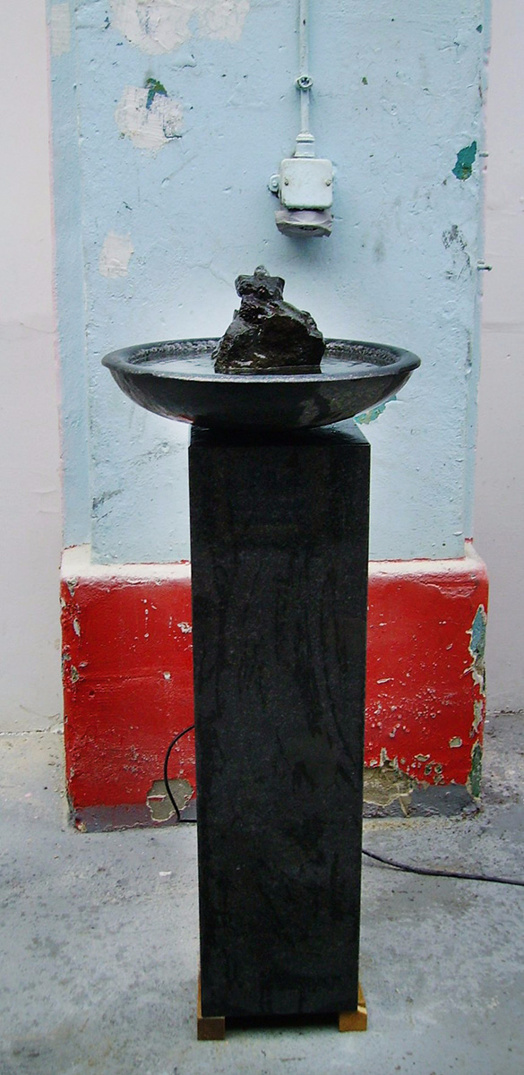 Schwarzer Zimmerbrunnen aus Basalt