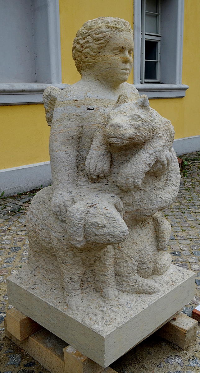 Figurengruppe, Putto hält Wolf auf dem Arm, 2 Schafe an seiner Seite, Symposion Kloster Neuzelle
